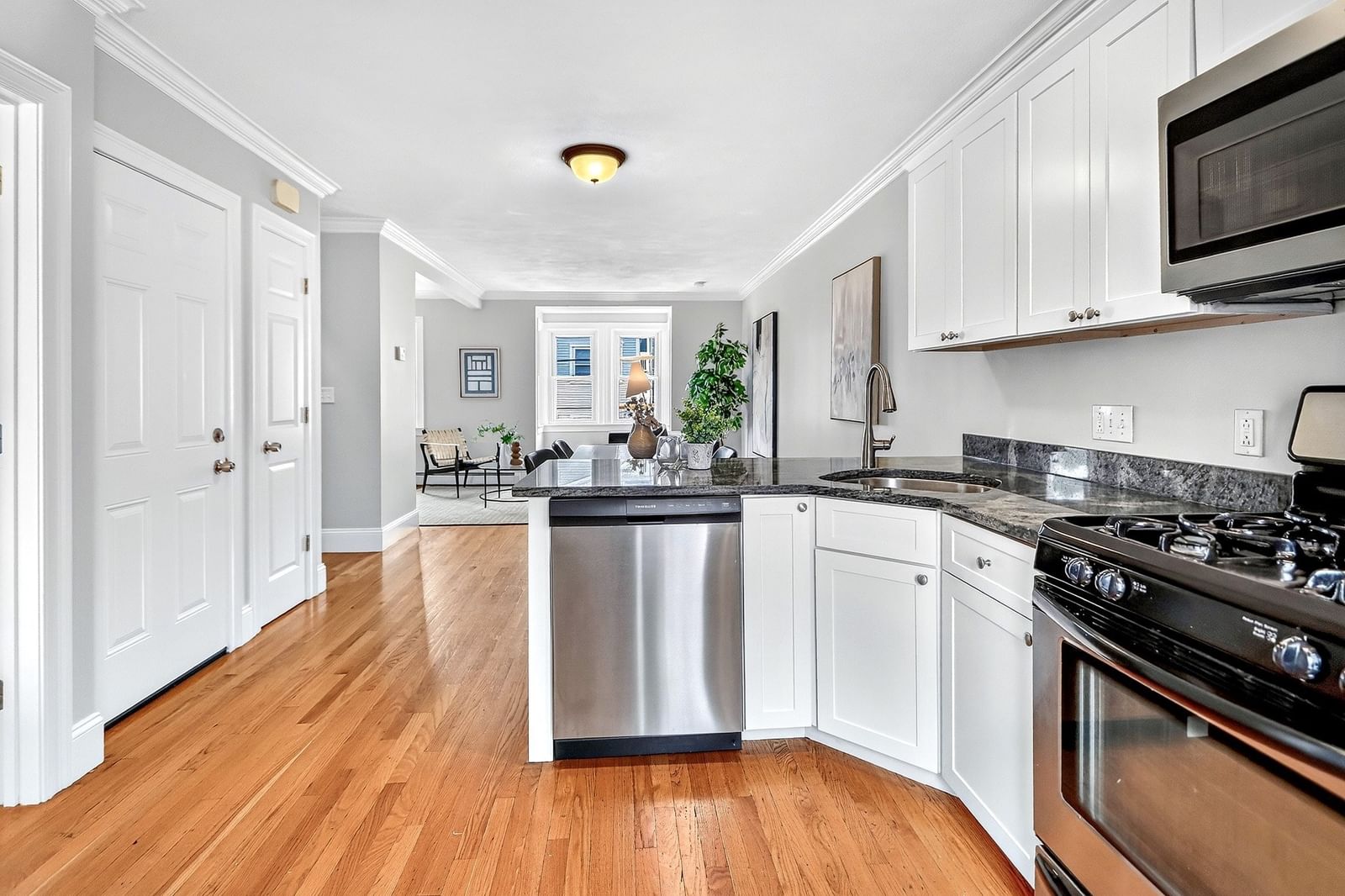 139 W 6th St #2 Boston — Photo 9 of 33