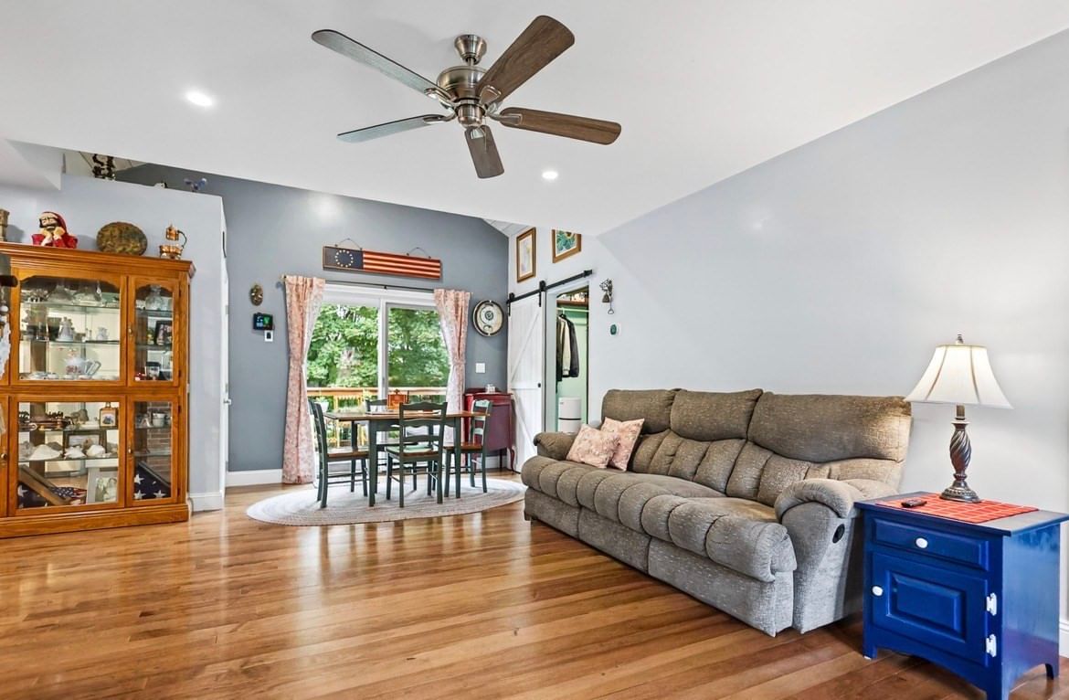 29 Ellen Haverhill — Photo 29 of 32