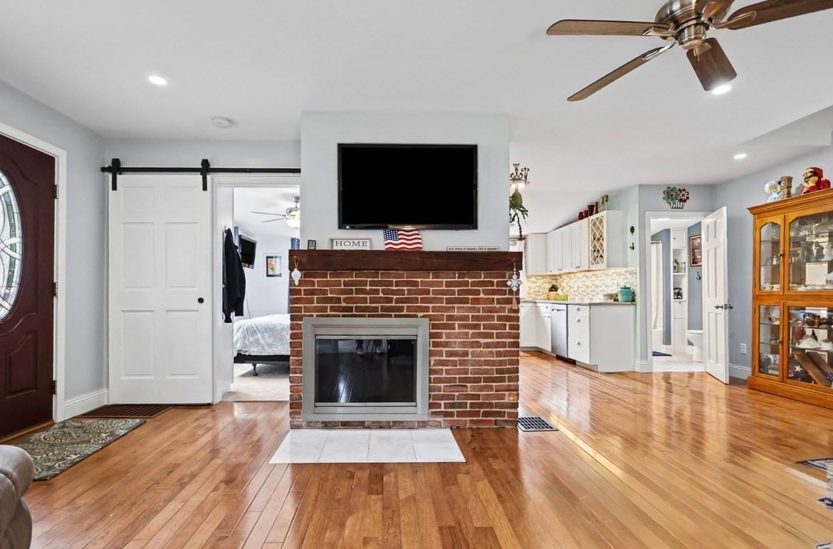29 Ellen Haverhill — Photo 30 of 32