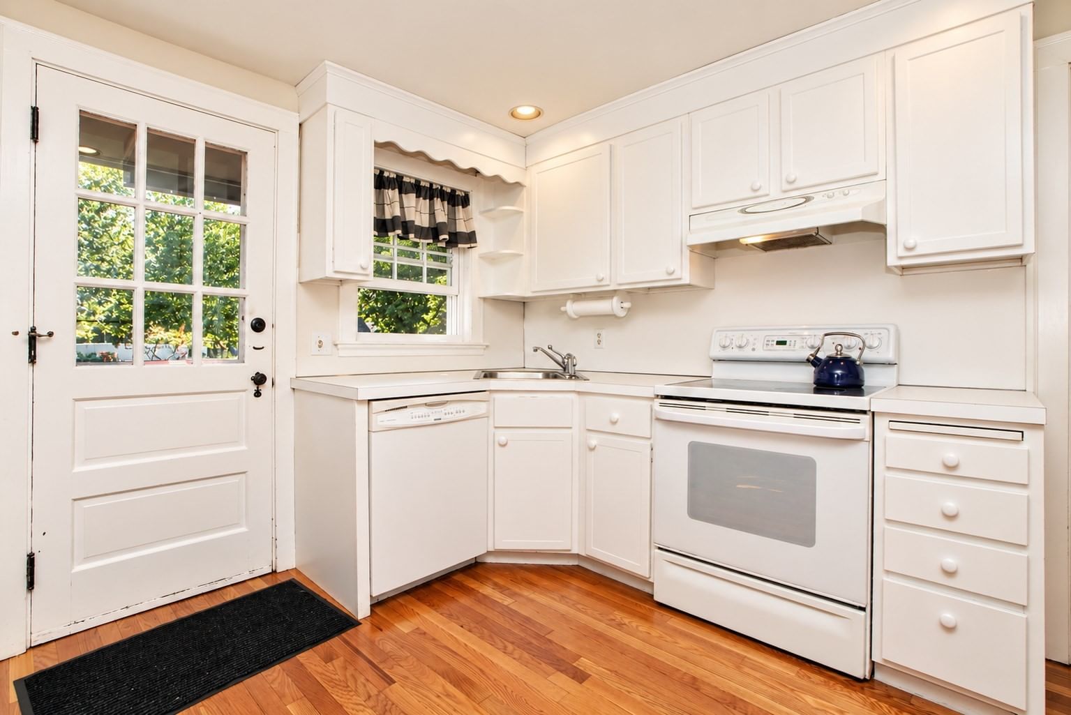 3 Waltham Wayland — Photo 6 of 13