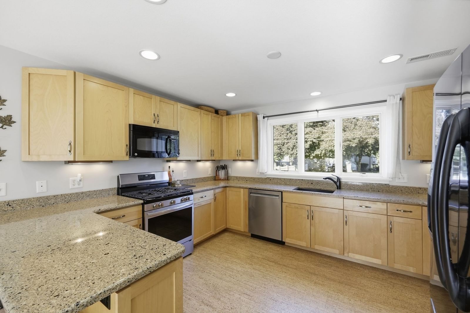 63 Autumn St Agawam — Photo 17 of 42