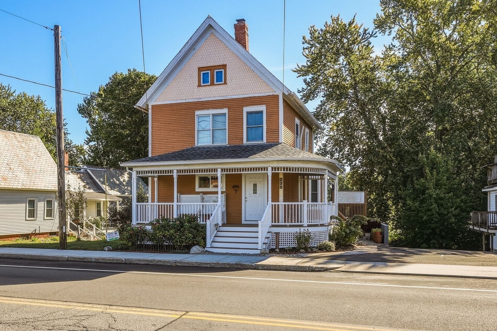 239 Bridge Street Northampton — Photo 2 of 42