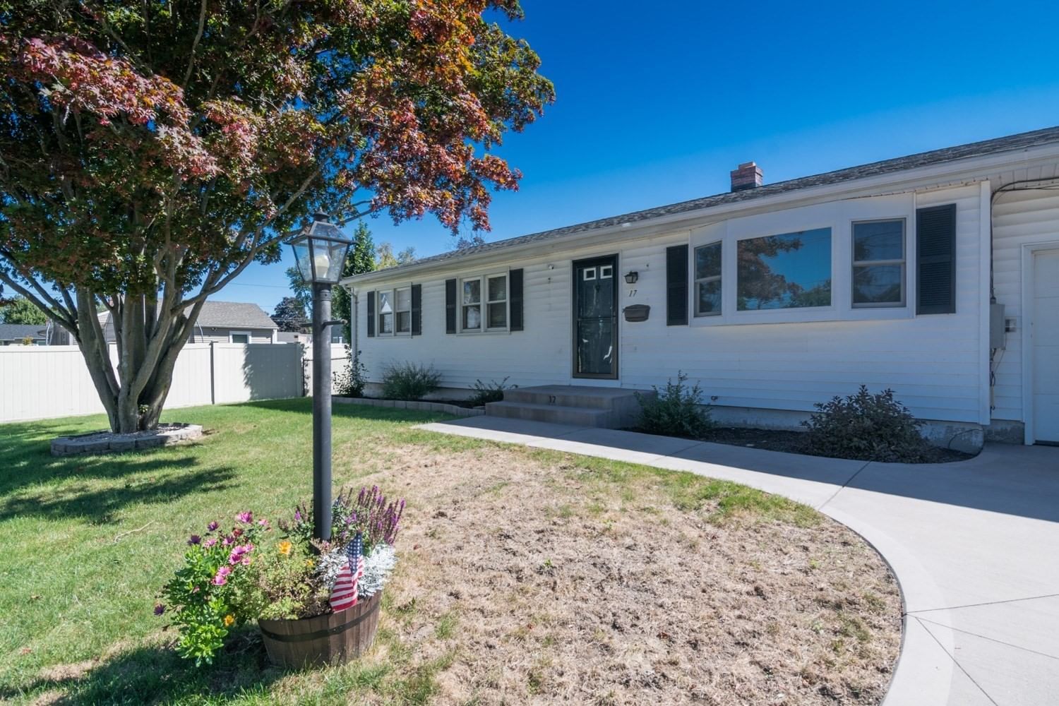 17 Pickering Street Chicopee — Photo 3 of 30