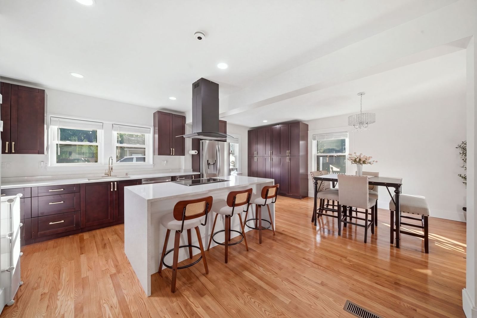 856 Newport Ave Attleboro — Photo 4 of 35