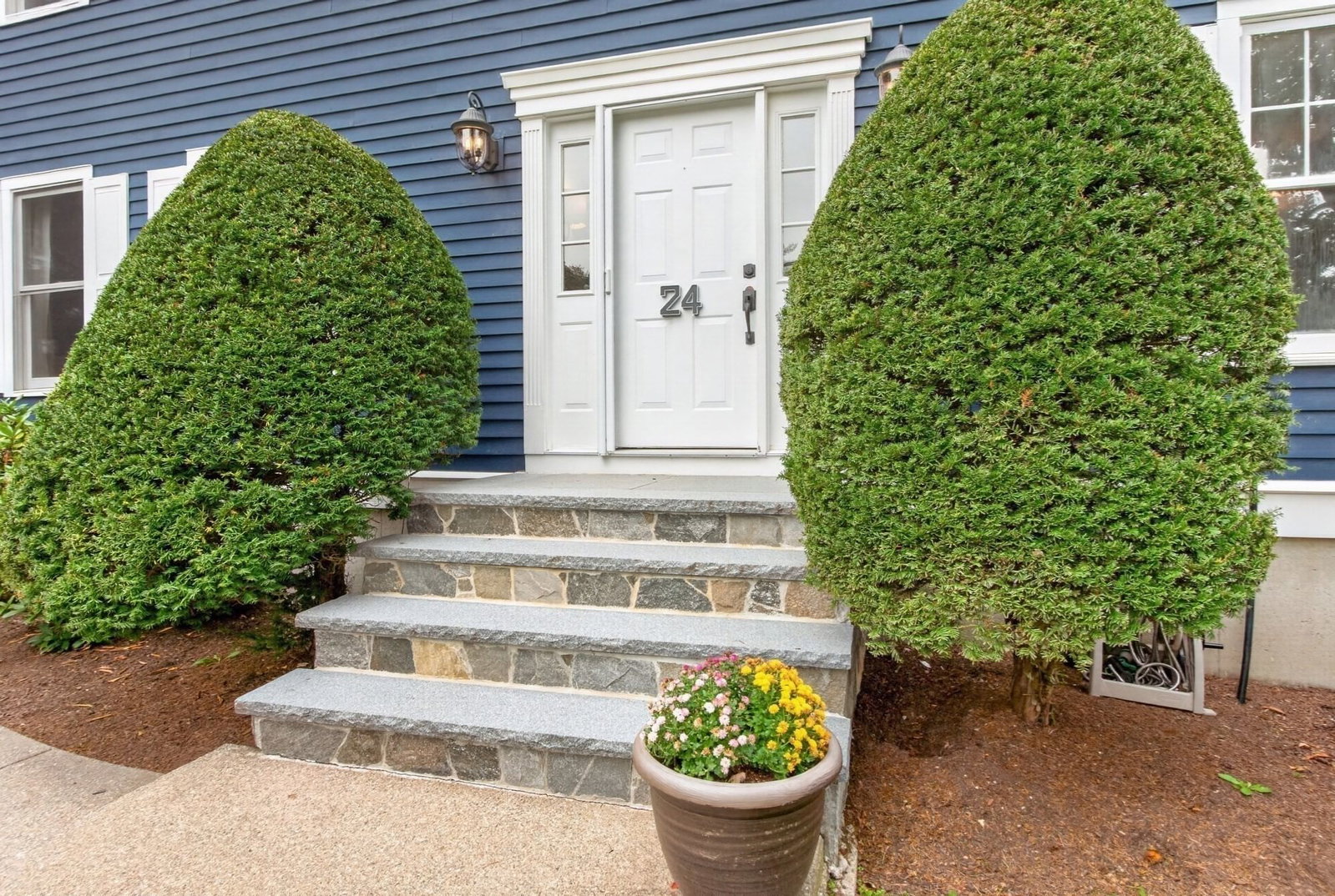 24 Darlene Dr Southborough — Photo 2 of 32