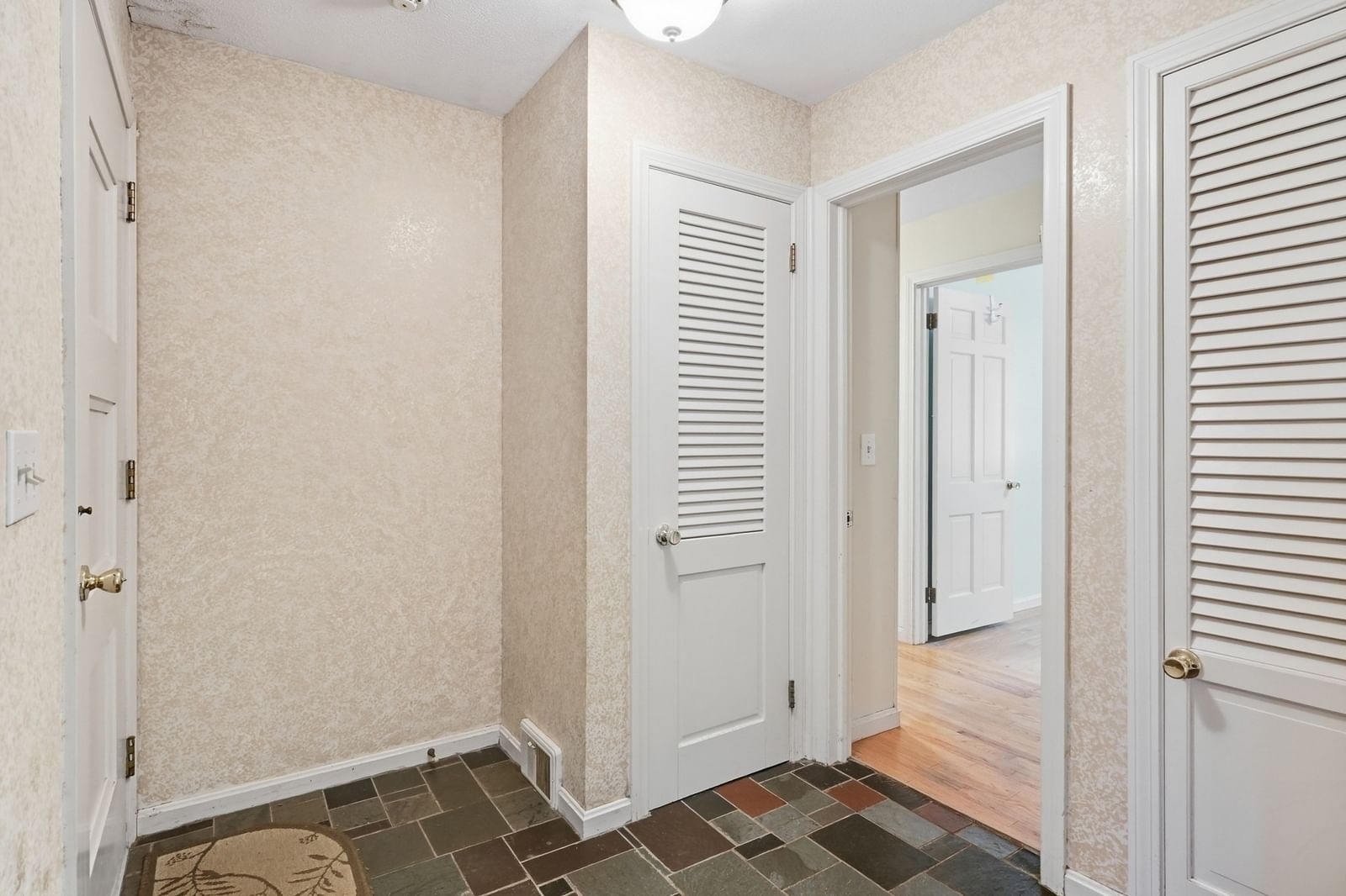 185 Redfern Dr Longmeadow — Photo 3 of 35