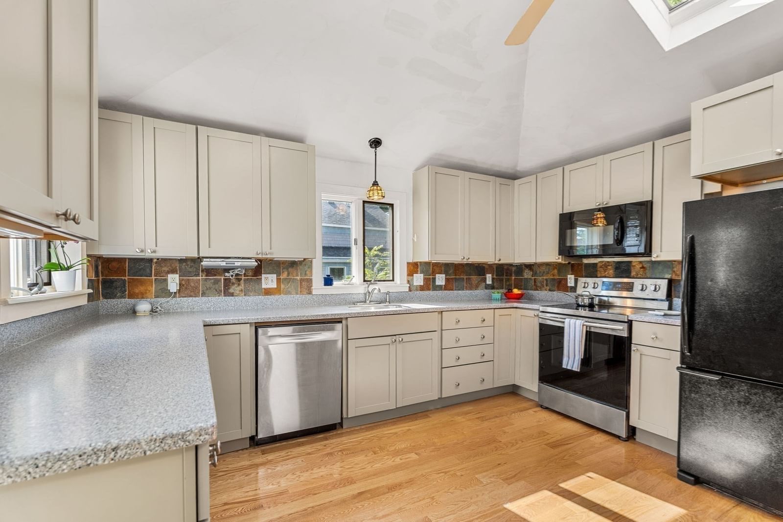 38 Pigeon Hill St Rockport — Photo 3 of 23