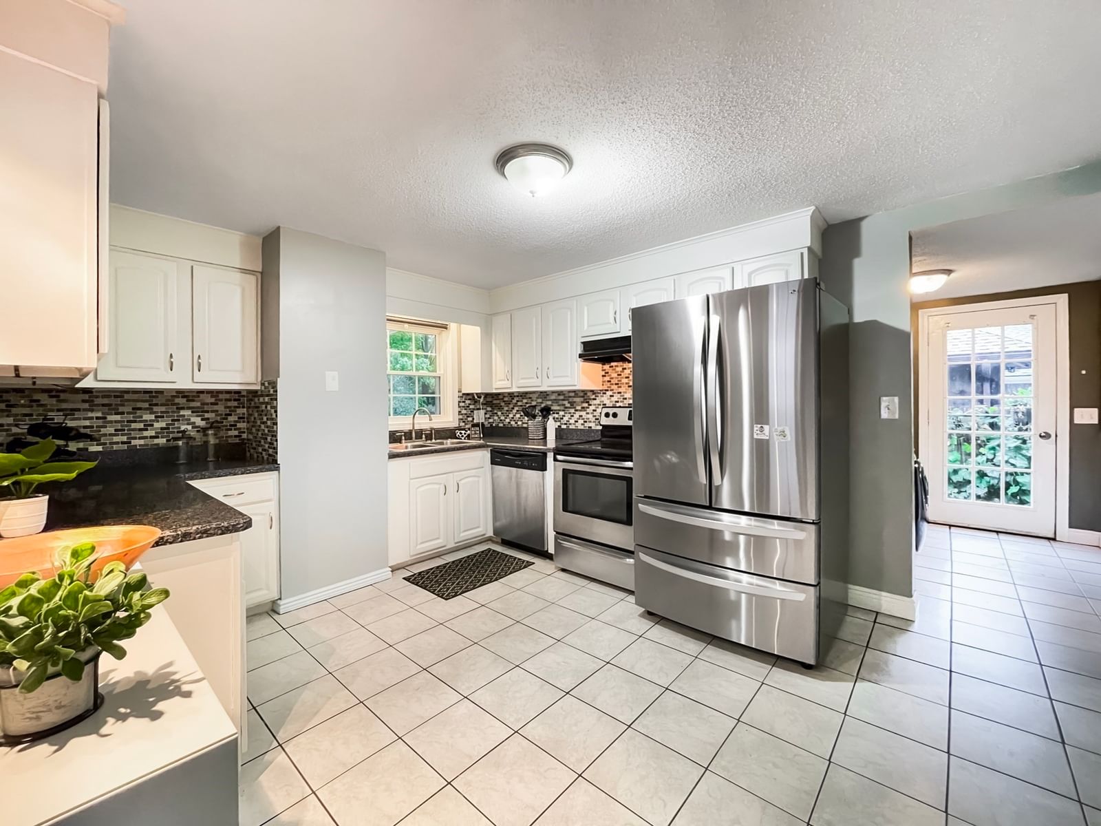 28 Wells Ave Chicopee — Photo 3 of 22