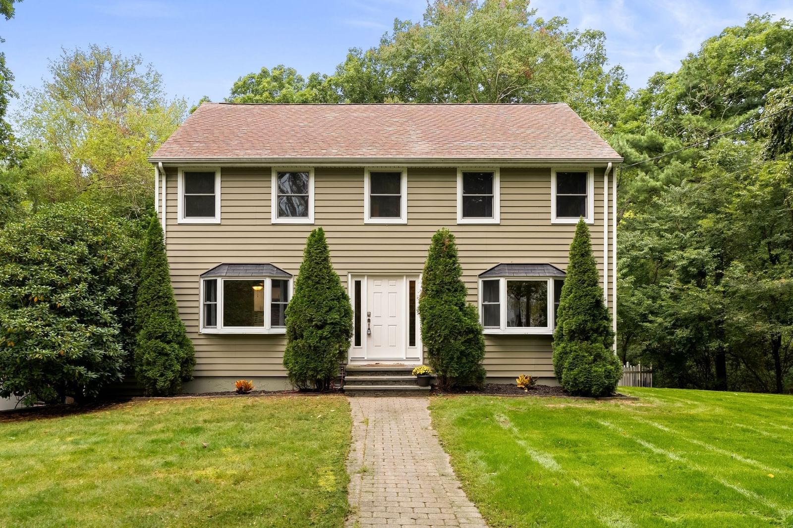 Property at 1 Nottingham Dr, Raynham, MA 02767