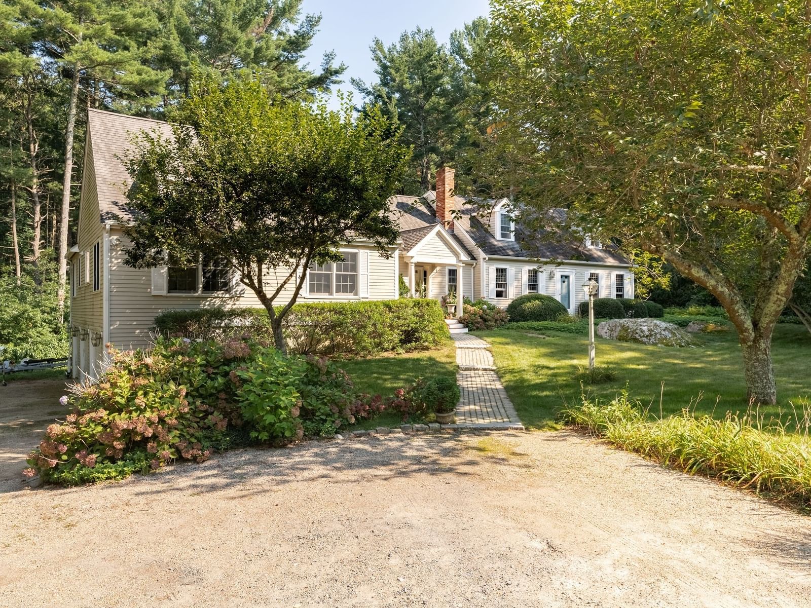 14 Copper Beech Dr Kingston — Photo 2 of 42