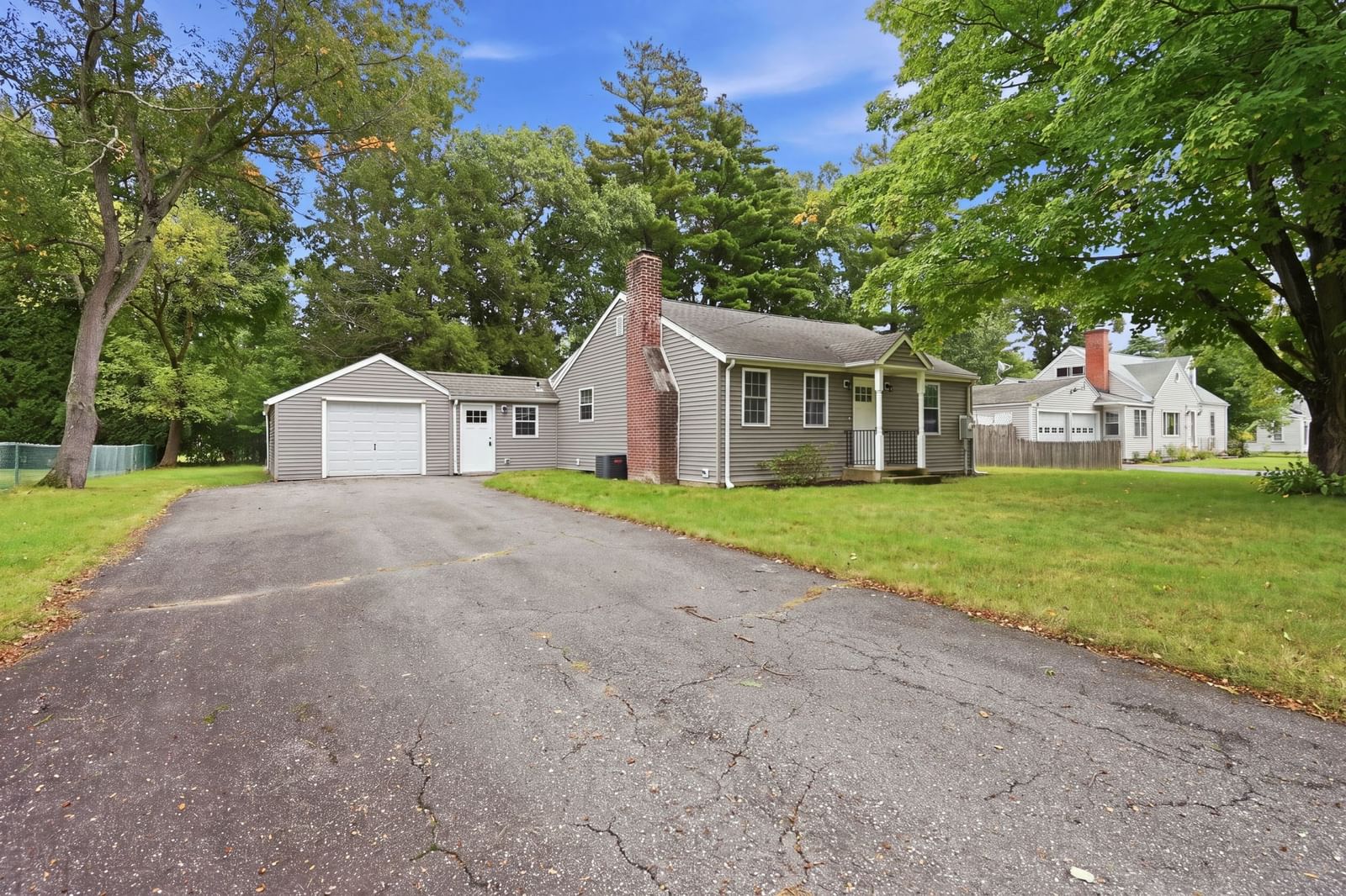 43 Pine Acre Rd Springfield — Photo 2 of 40