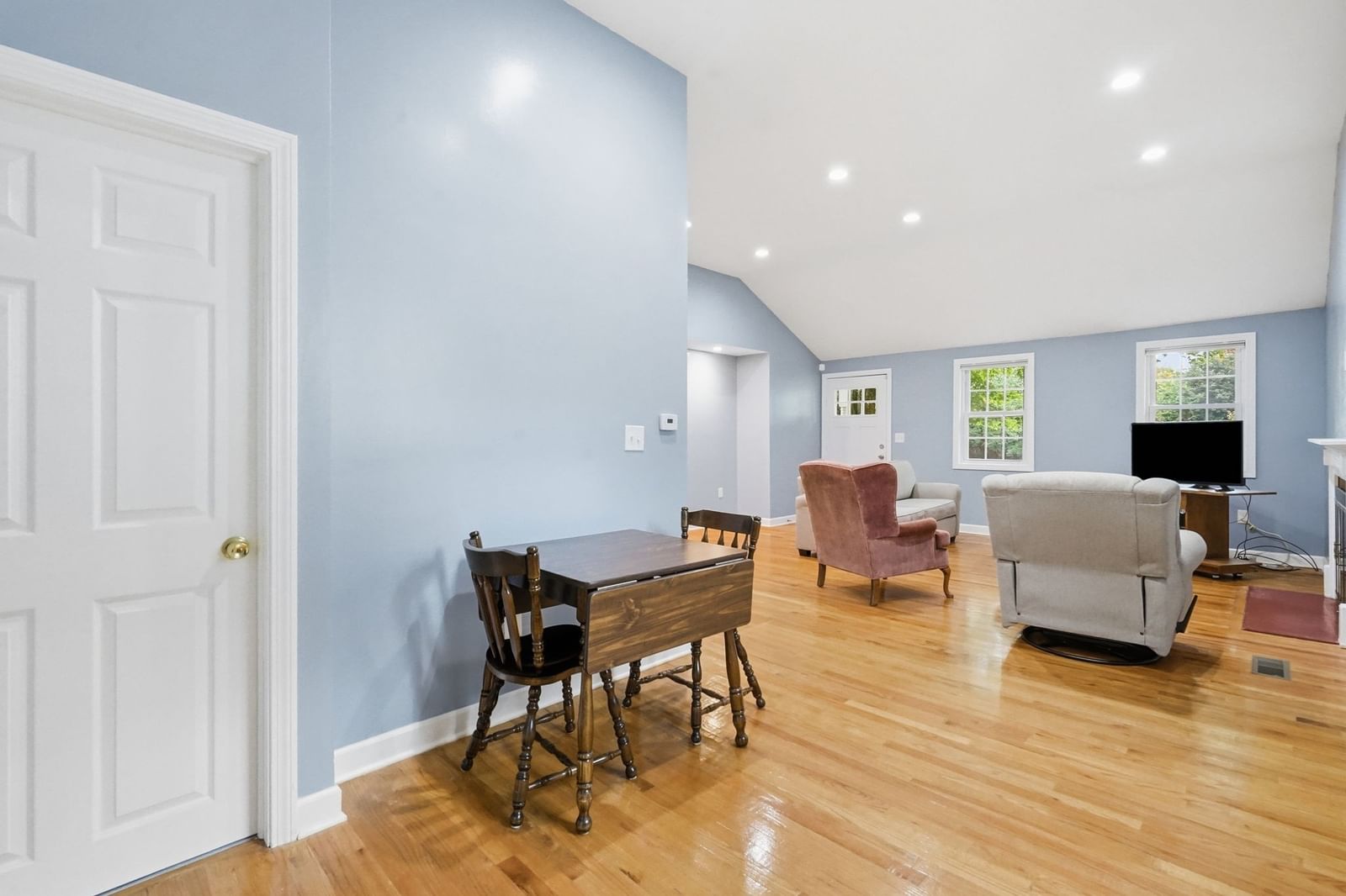 43 Pine Acre Rd Springfield — Photo 4 of 40