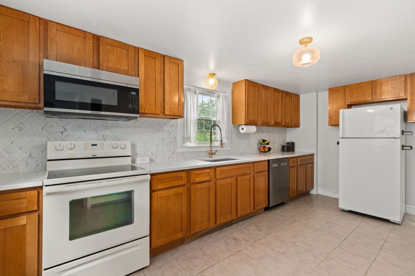 105 Patterson St Attleboro — Photo 4 of 26