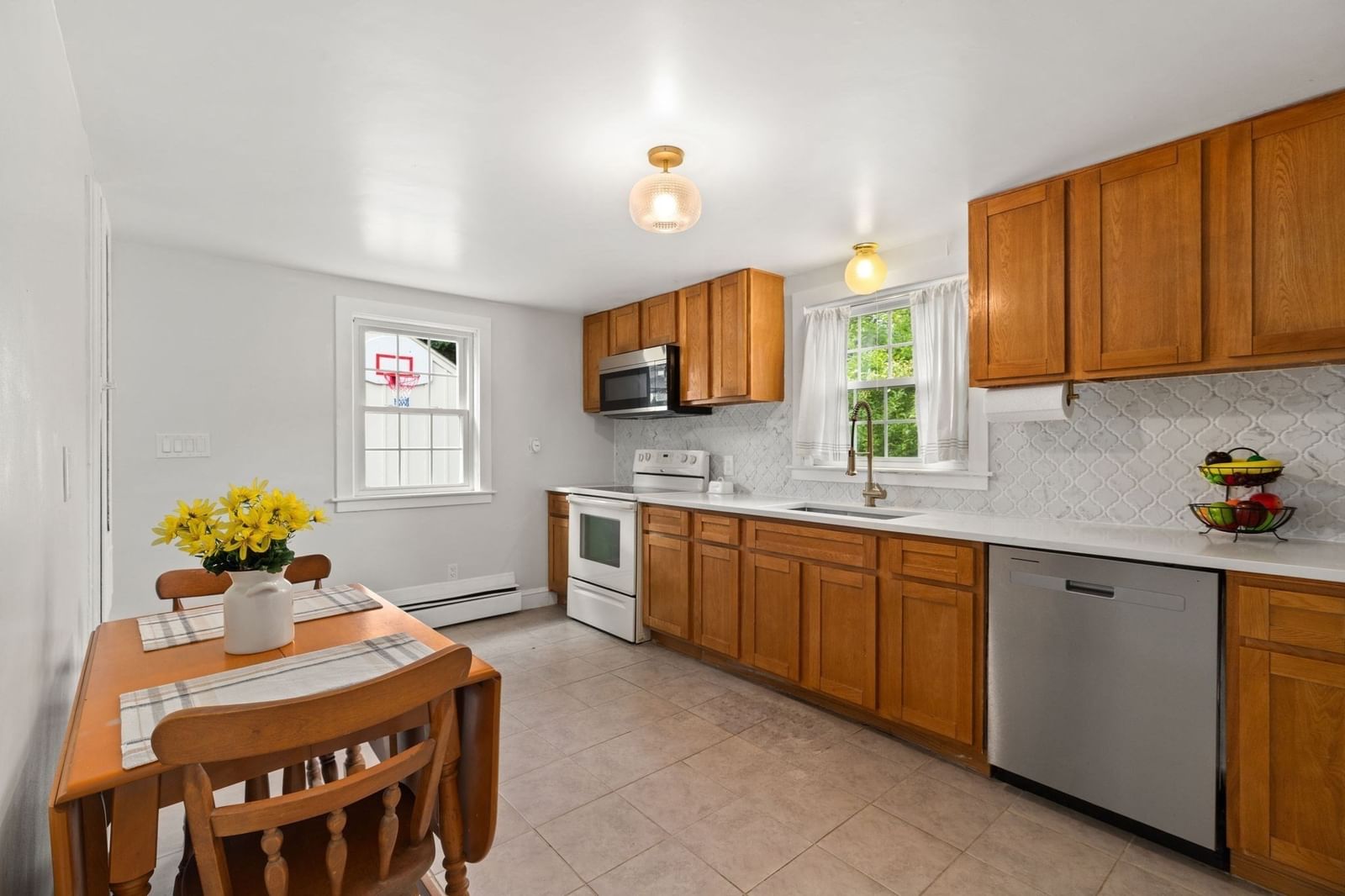 105 Patterson St Attleboro — Photo 5 of 26