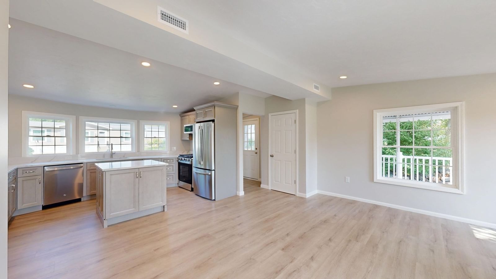 6 Emerald Pl Raynham — Photo 4 of 30