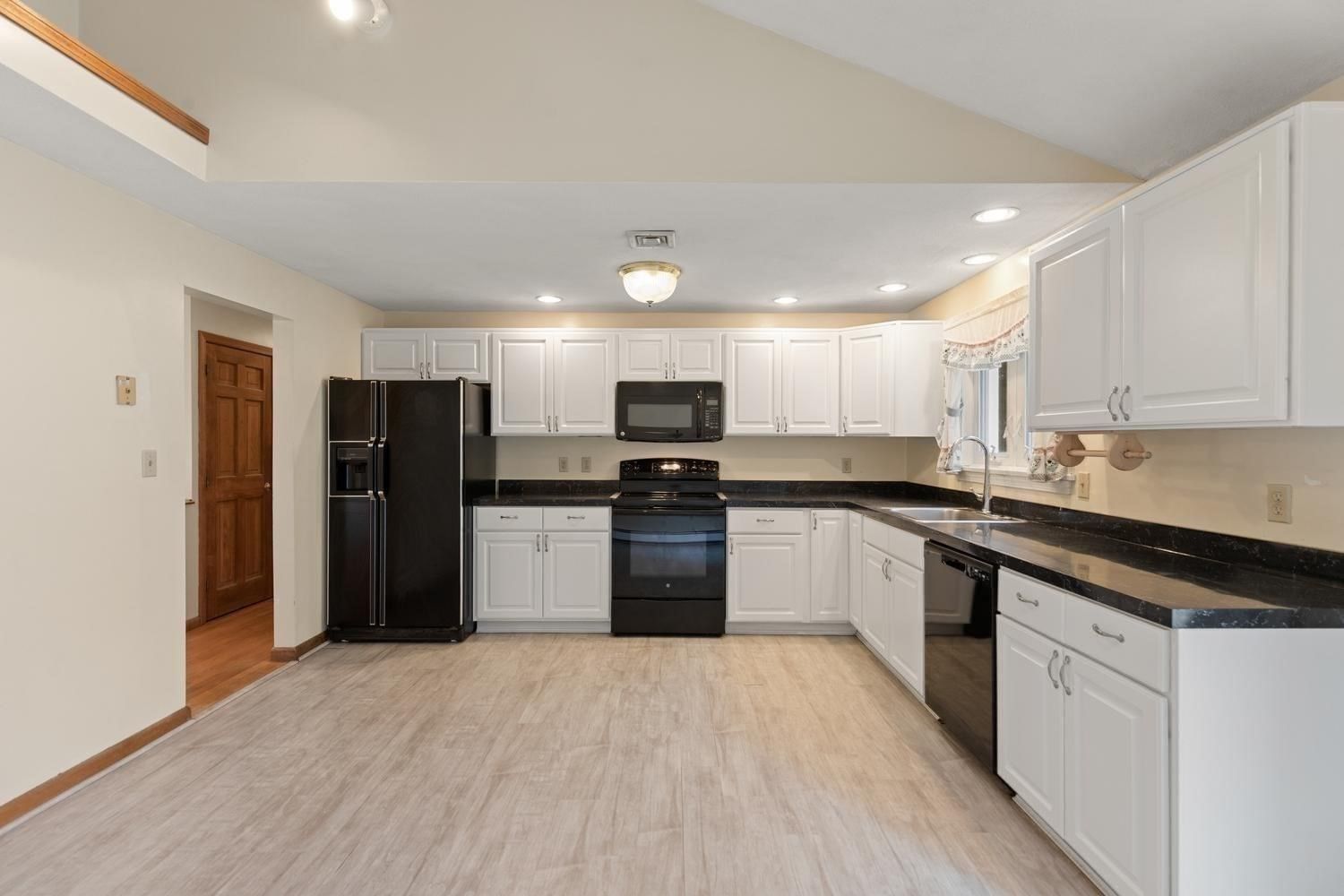 12 Marion Ave Beverly — Photo 4 of 29