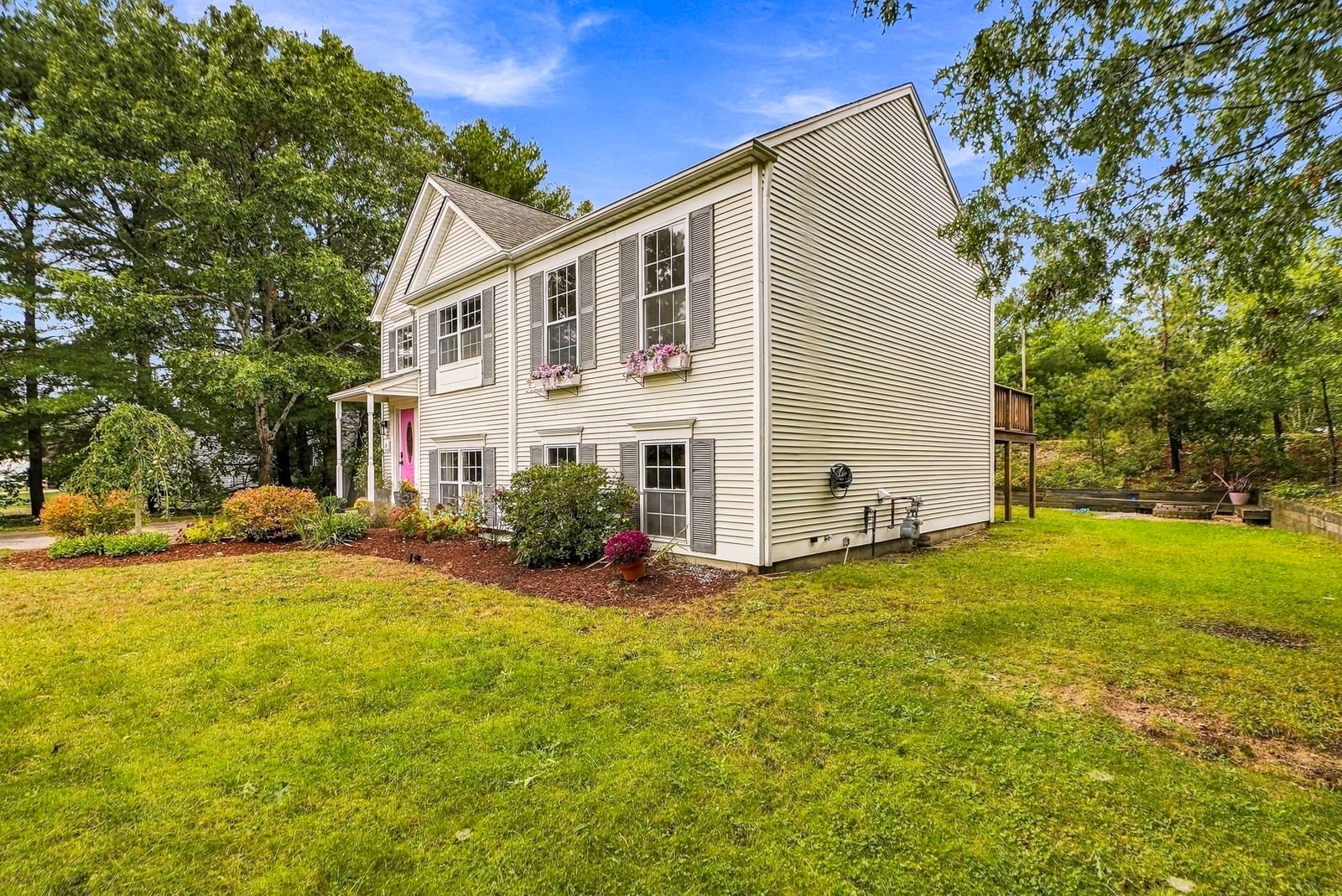 8 Thompson Cir Plymouth — Photo 2 of 41