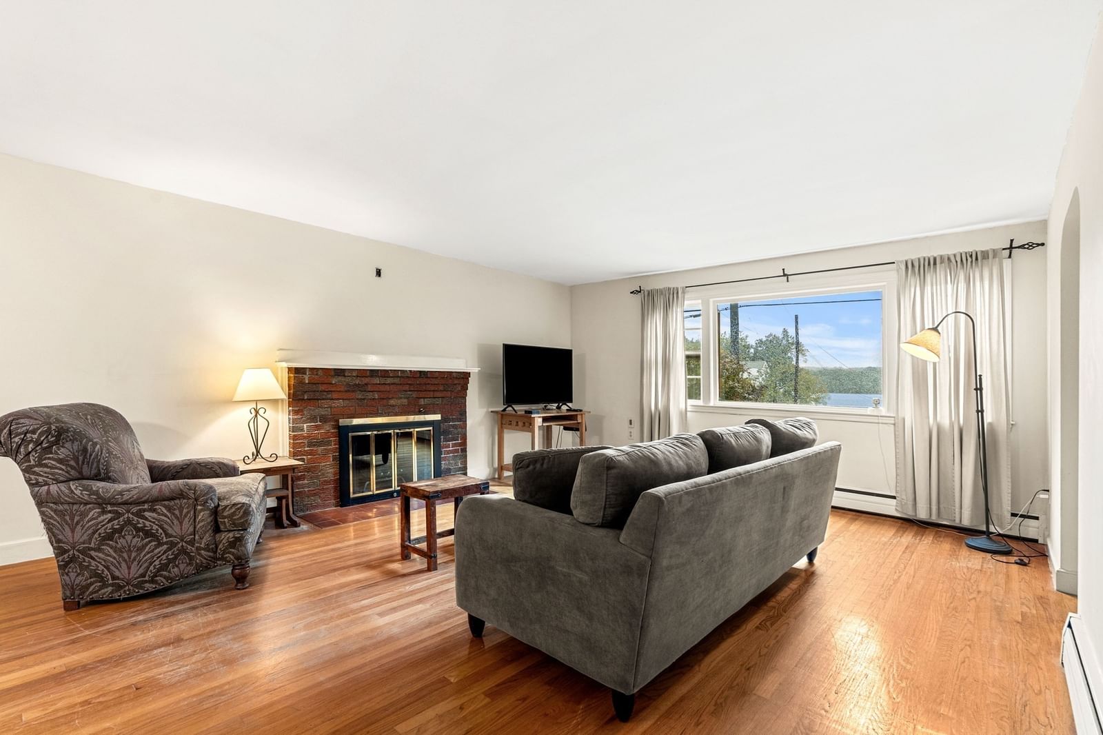 422 Mystic Street Arlington — Photo 4 of 42