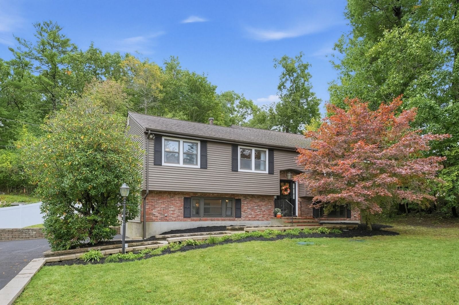 Property at 21 Andrew Cir, Stoughton, MA 02072
