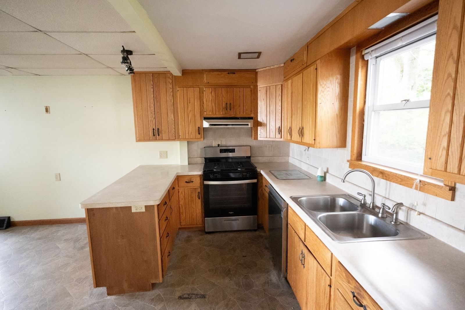 66 Phillips St Fitchburg — Photo 7 of 34