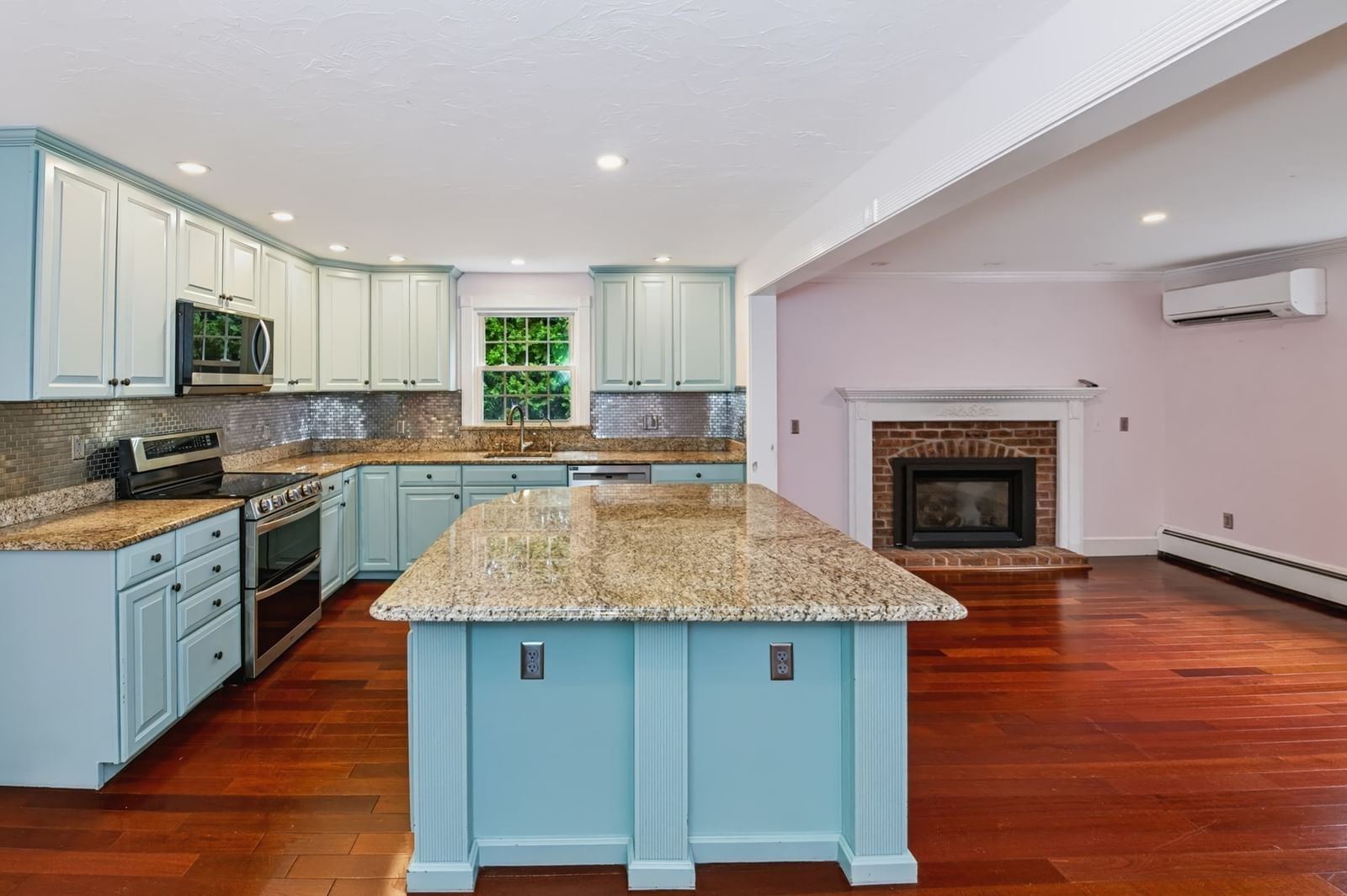 194 W Sutton Rd Sutton — Photo 4 of 37
