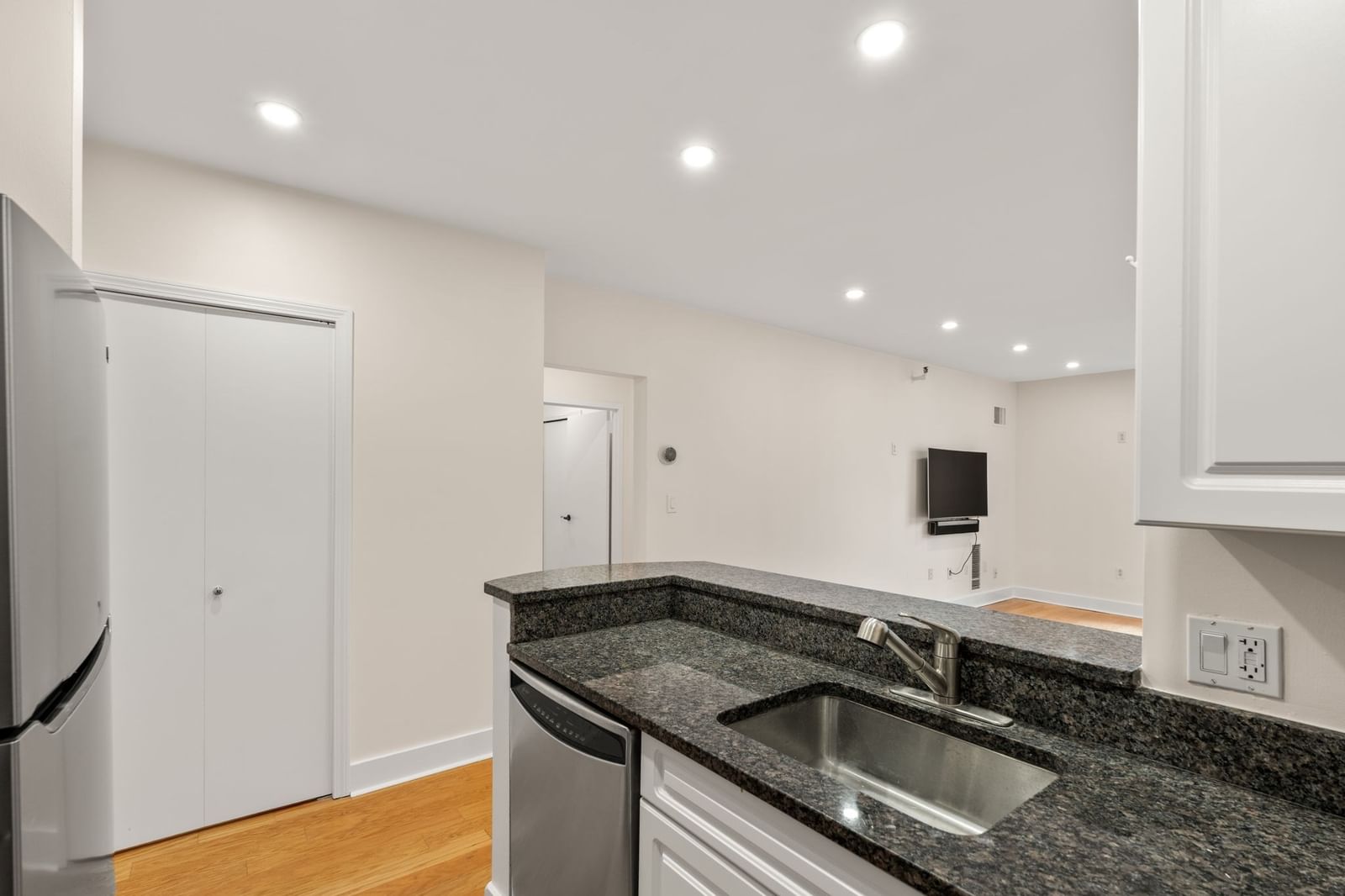 42 8th St #1104 Boston — Photo 16 of 38