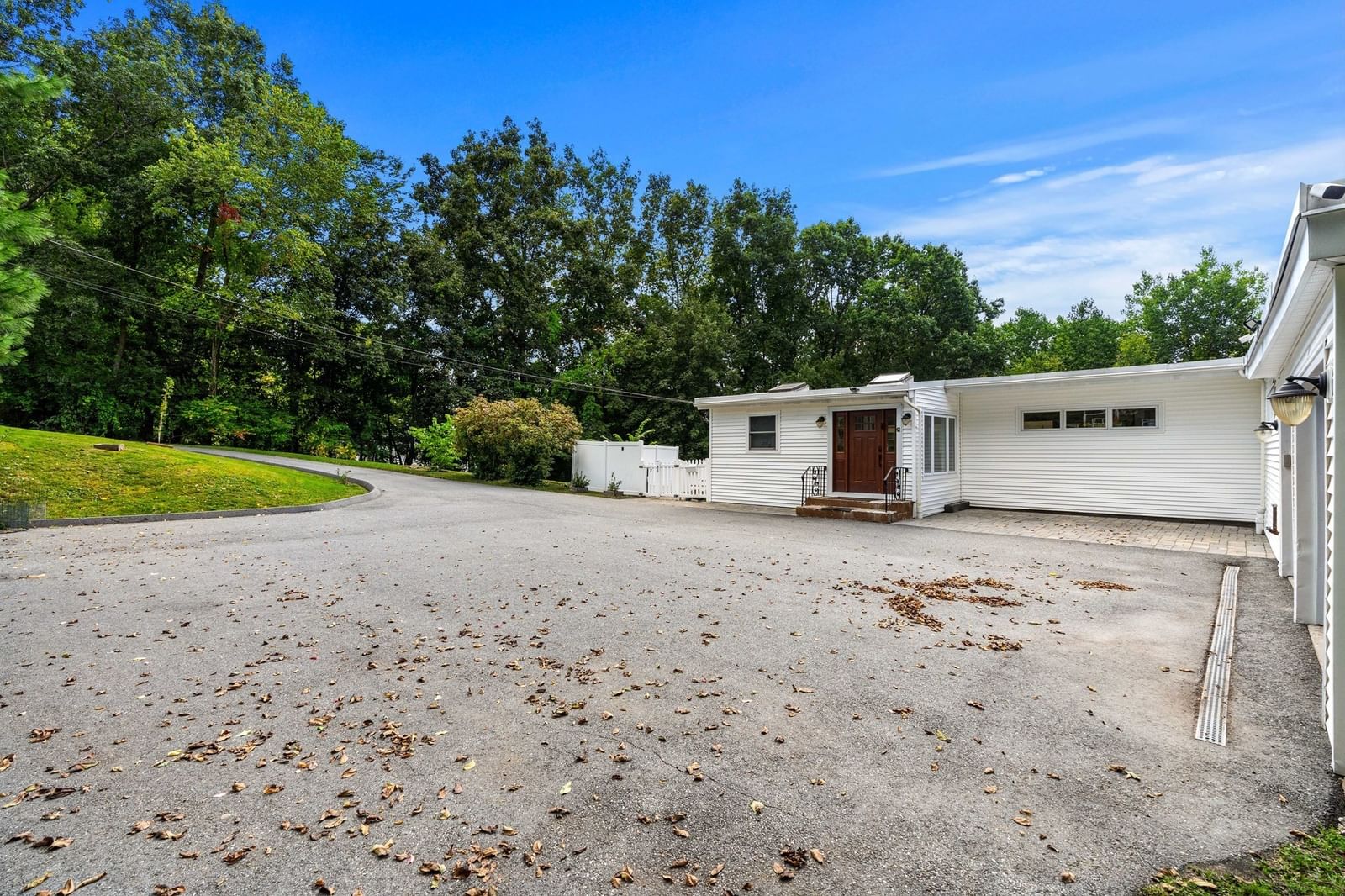 42 Farview Ave Shrewsbury — Photo 3 of 40