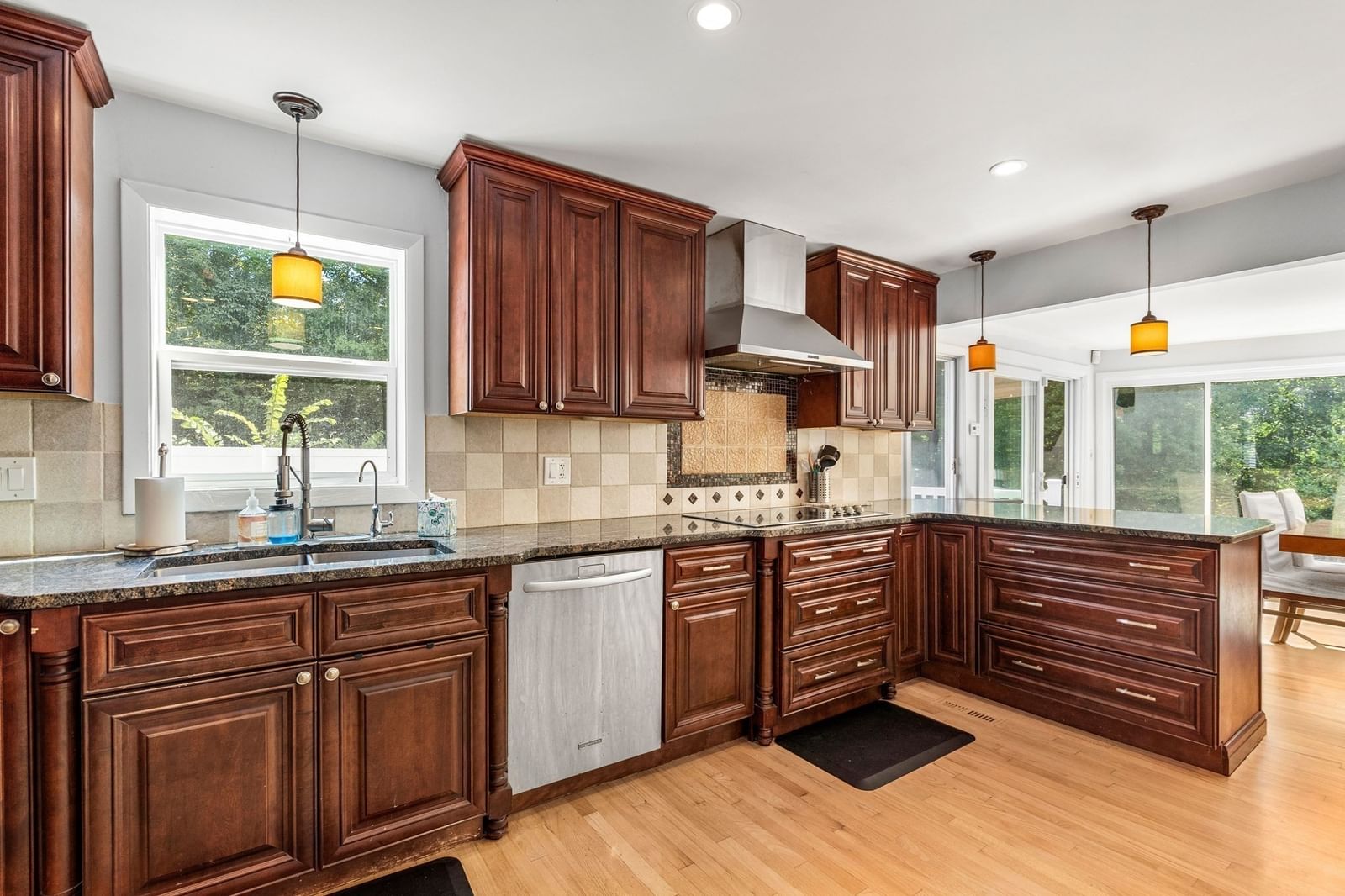 42 Farview Ave Shrewsbury — Photo 9 of 40