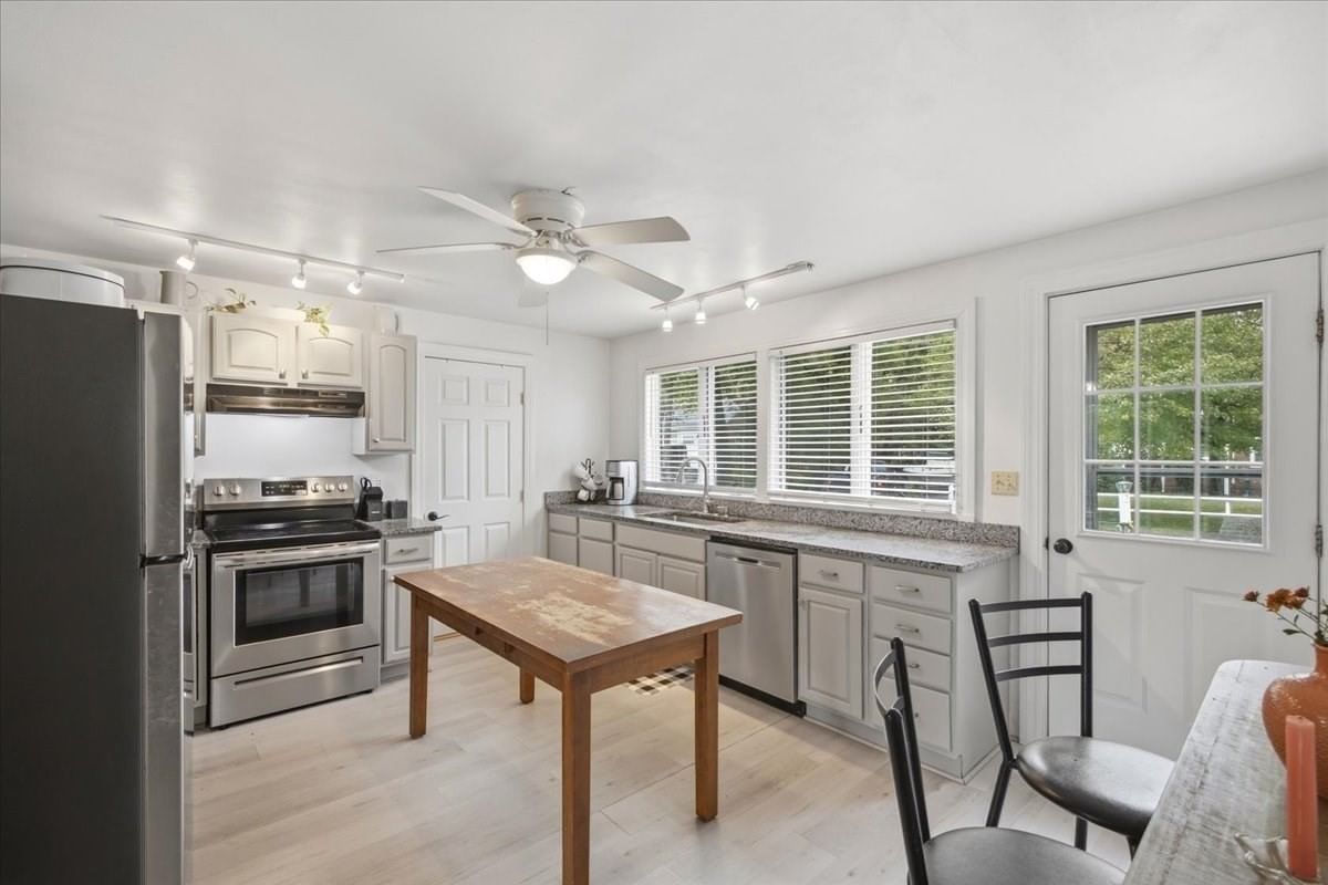 33 Edgar Rd Scituate — Photo 7 of 38