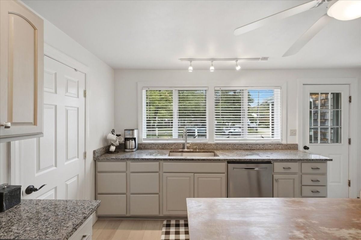 33 Edgar Rd Scituate — Photo 9 of 38