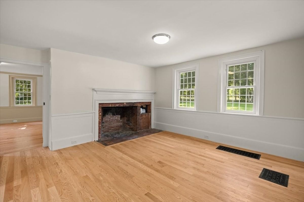 449 Parsonage St Marshfield — Photo 7 of 12