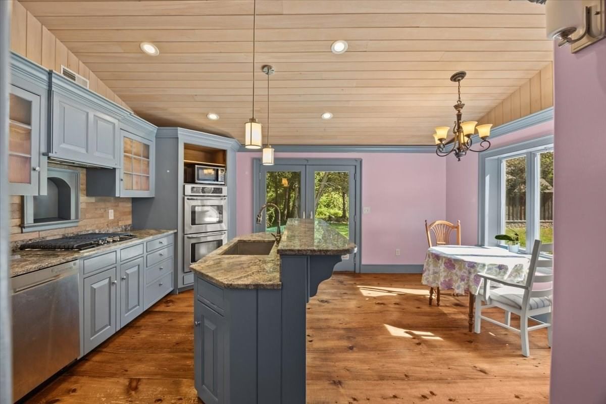 449 Parsonage St Marshfield — Photo 9 of 12