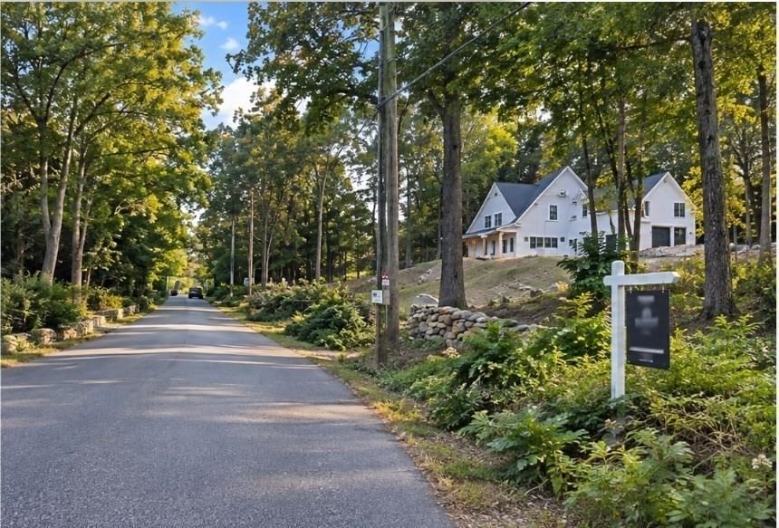 329 Crawford St Northborough — Photo 4 of 8
