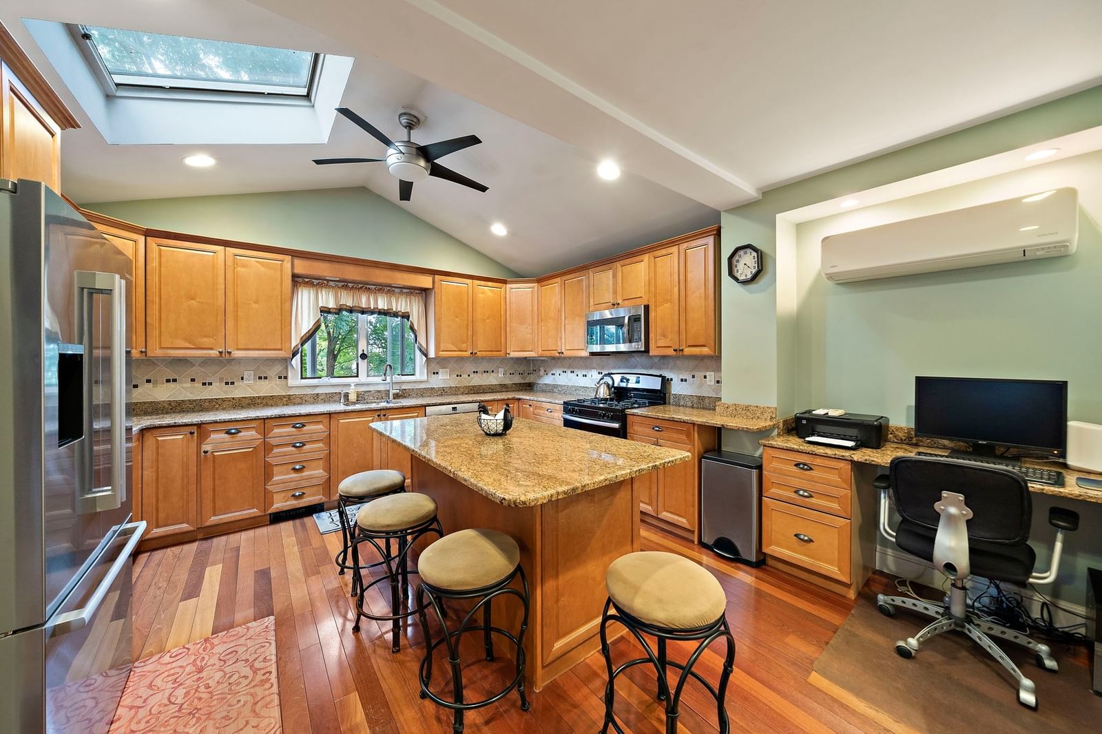 37 Theresa Rd Quincy — Photo 4 of 38