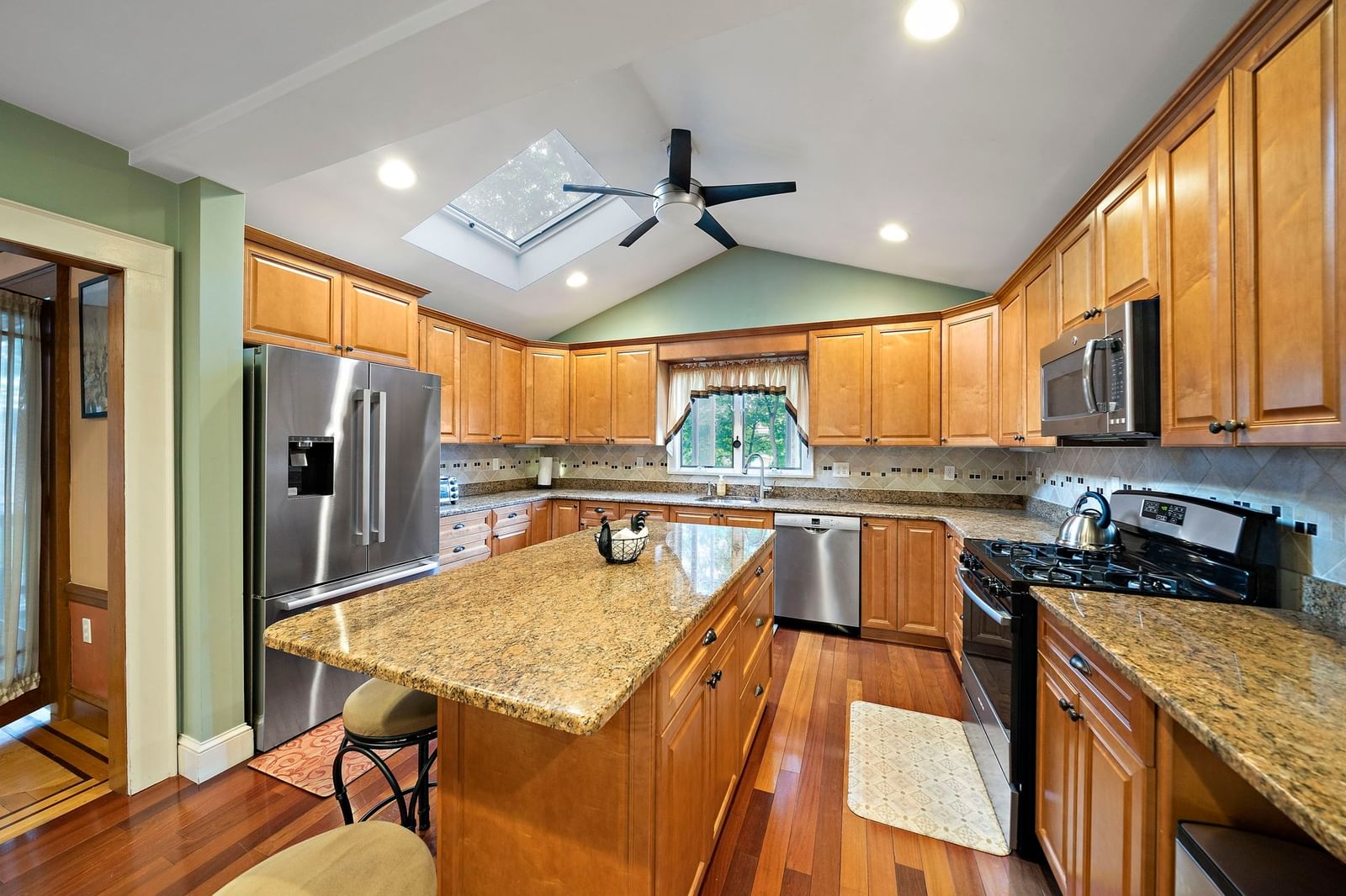 37 Theresa Rd Quincy — Photo 5 of 38