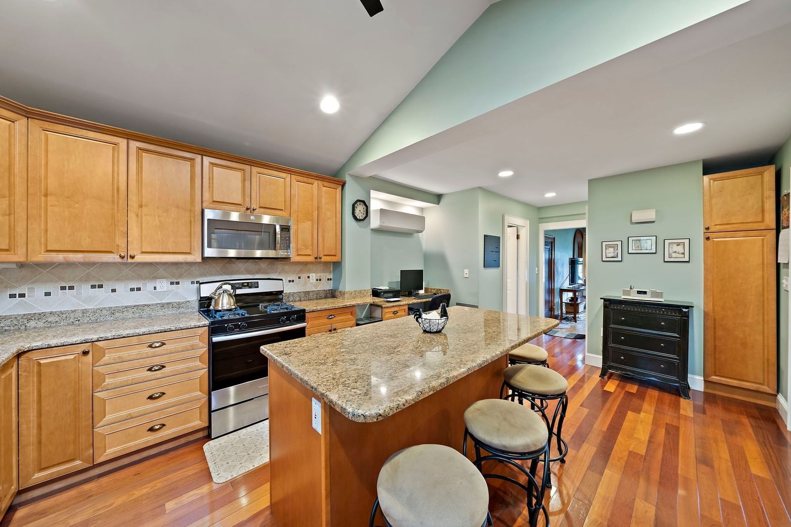 37 Theresa Rd Quincy — Photo 6 of 38
