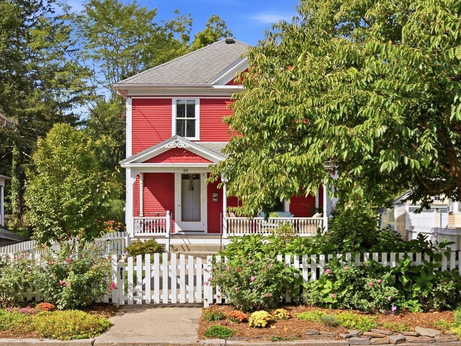 211 Crescent St Northampton — Photo 33 of 42