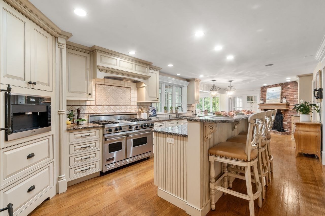 674 South Street Shrewsbury — Photo 4 of 42