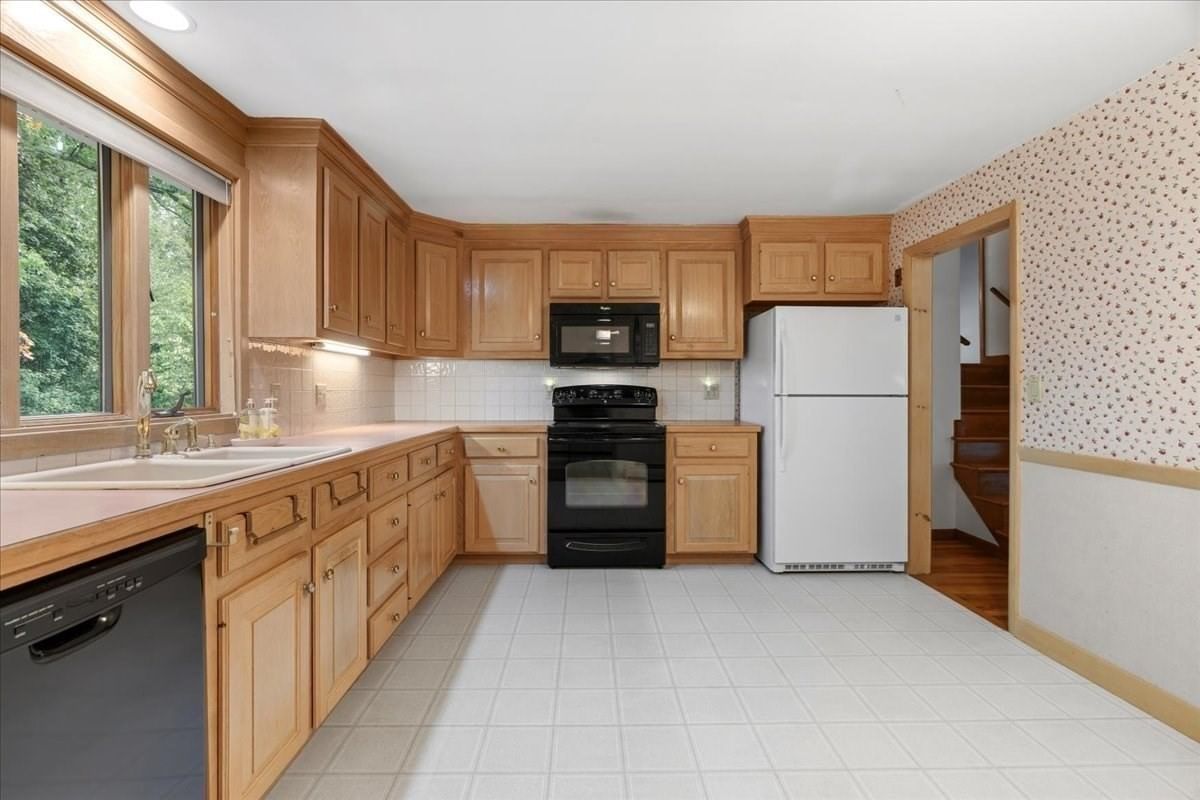 26 Arlington Road Burlington — Photo 8 of 23