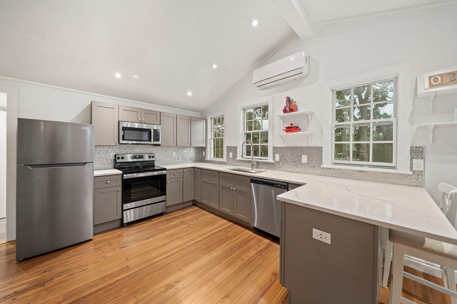 47 Elm Ct Cohasset — Photo 11 of 40