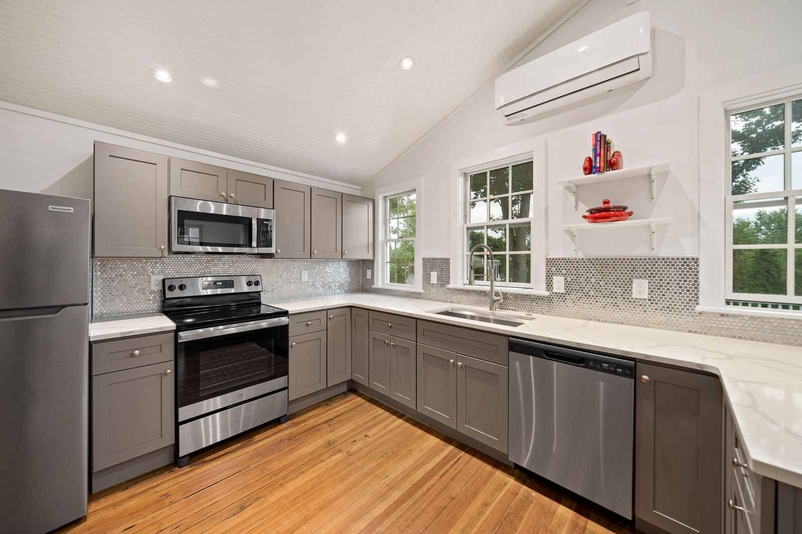 47 Elm Ct Cohasset — Photo 13 of 40