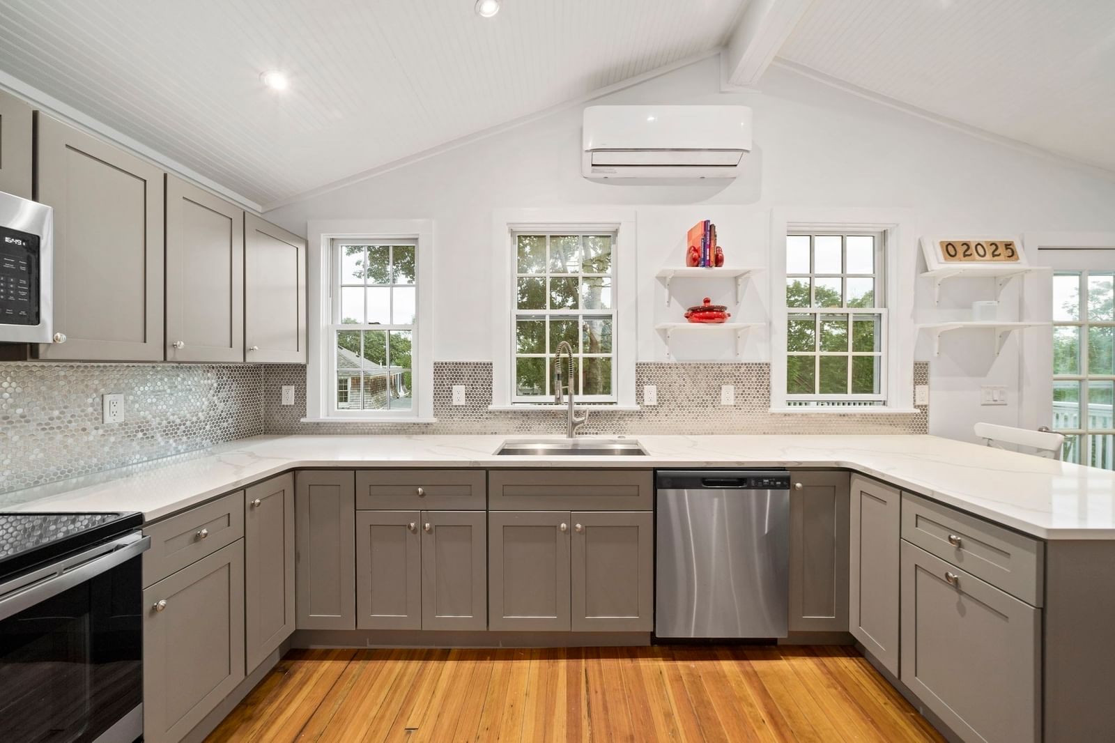 47 Elm Ct Cohasset — Photo 14 of 40