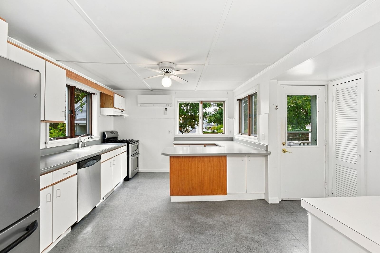 85 Pine St Swampscott — Photo 14 of 38