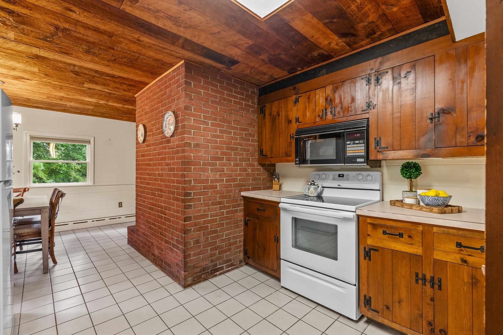 428 Highland St Marshfield — Photo 14 of 40
