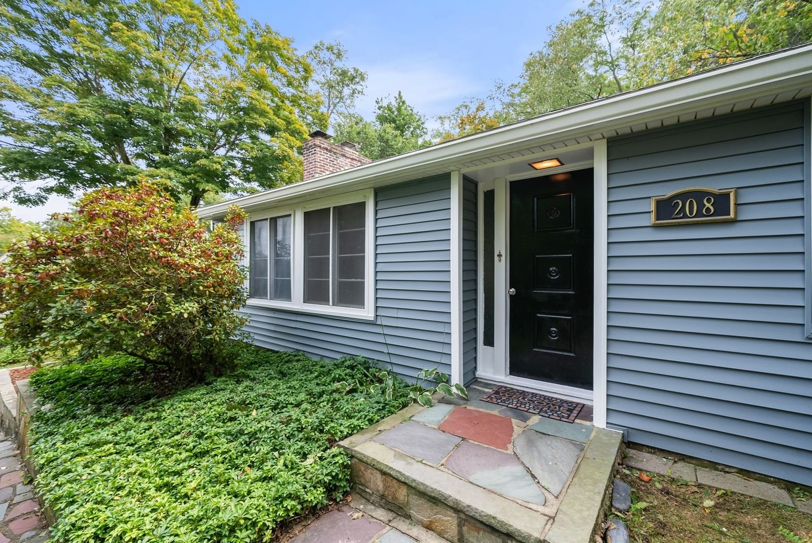 208 Mount Vernon Rd E Weymouth — Photo 2 of 21