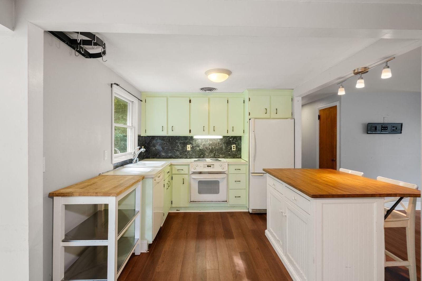 208 Mount Vernon Rd E Weymouth — Photo 7 of 21