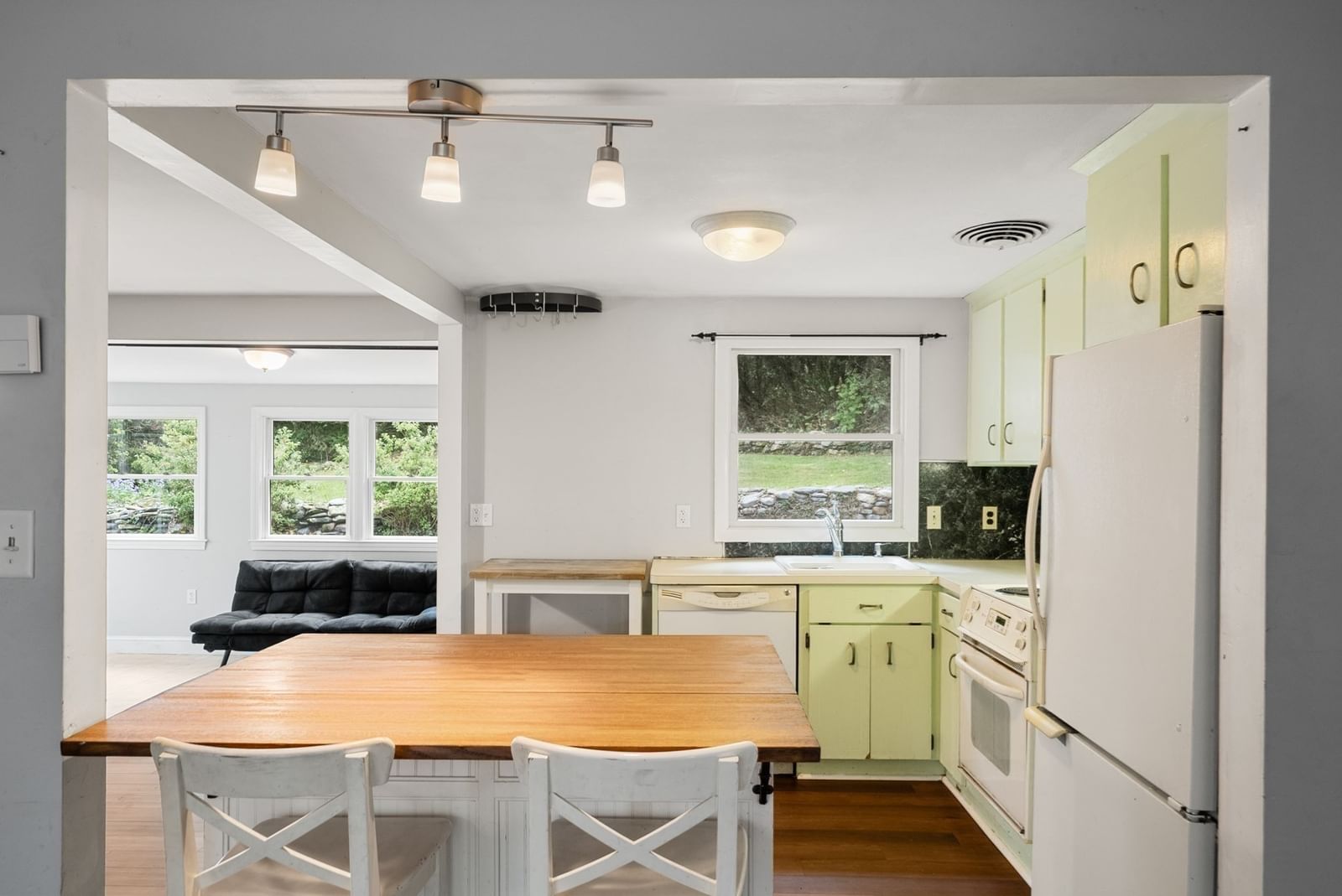 208 Mount Vernon Rd E Weymouth — Photo 8 of 21