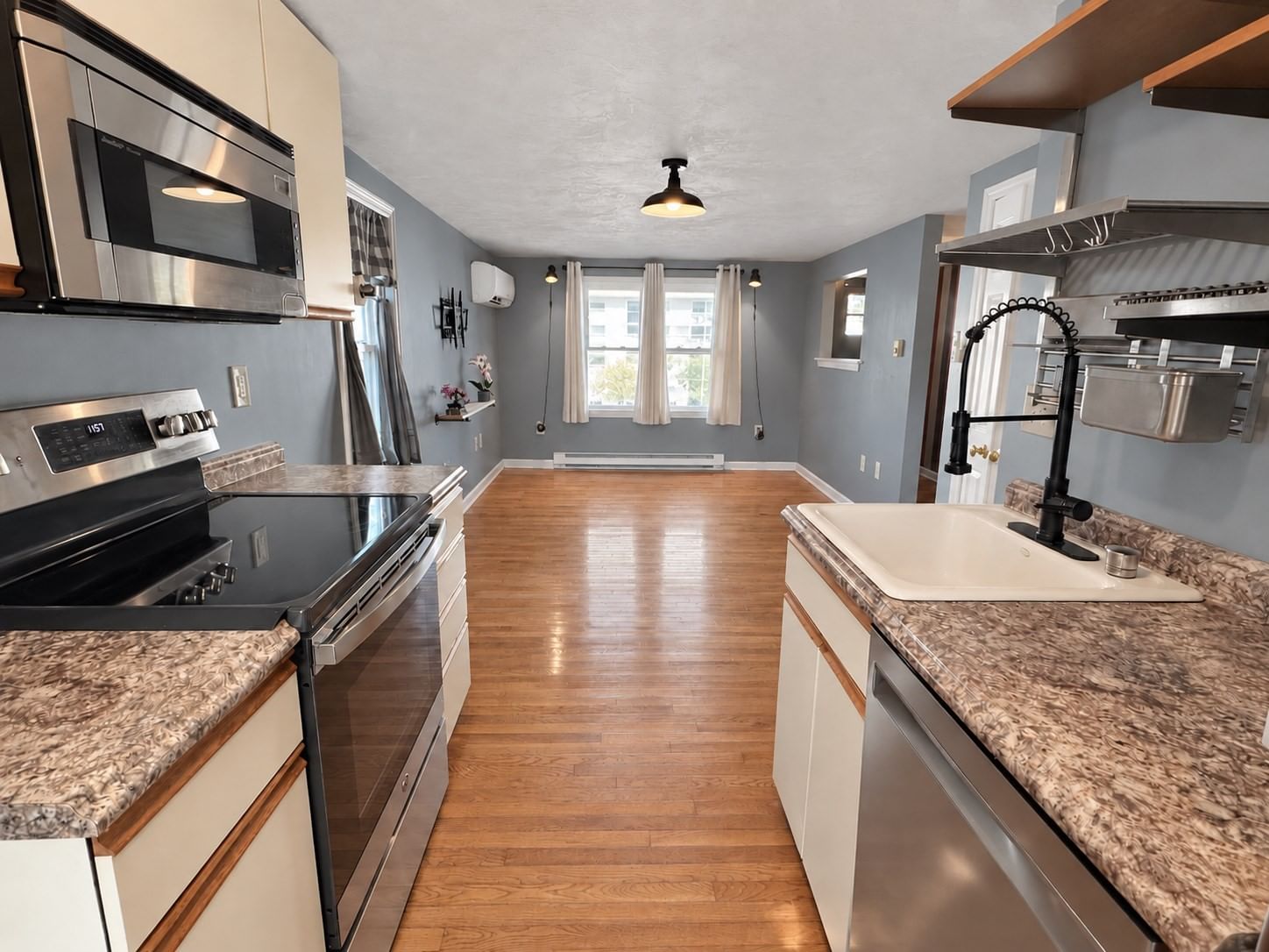 7 Myers St Uxbridge — Photo 4 of 21