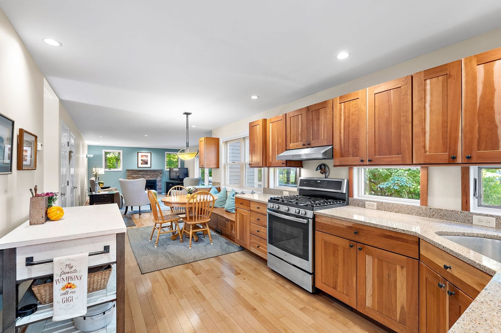 10 Trevor Ln Worcester — Photo 8 of 36