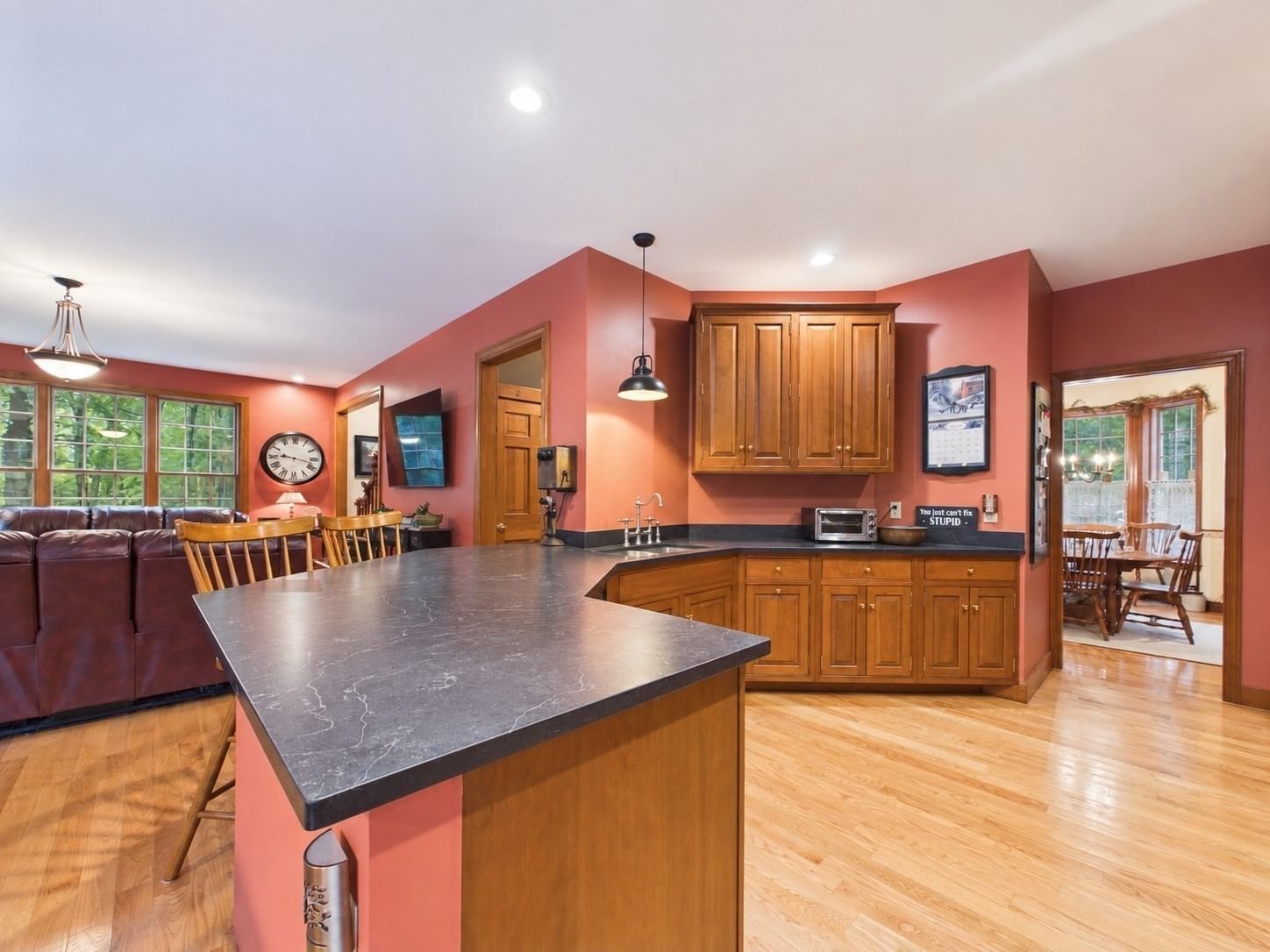 144 East St, Uxbridge, MA 01569 photo 2